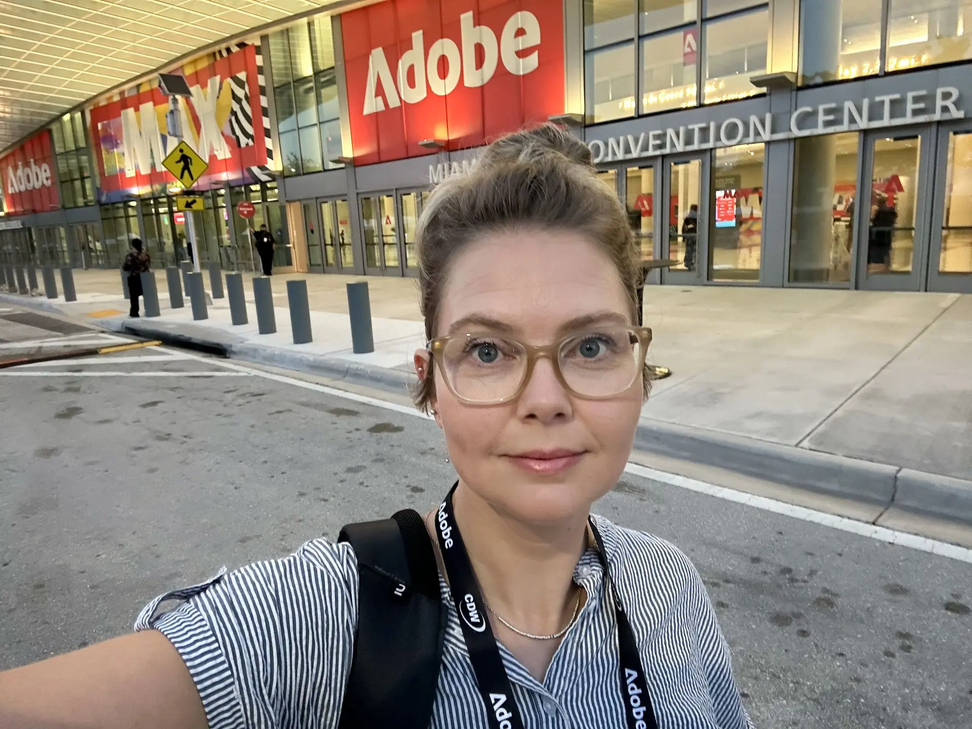 Lut Van Nooten voor het Convention Center in Miami, tijdens Adobe MAX 2024